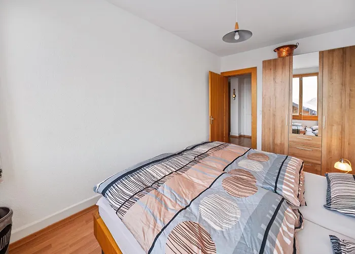 2 A 4 Personnes Au Centre Du Village