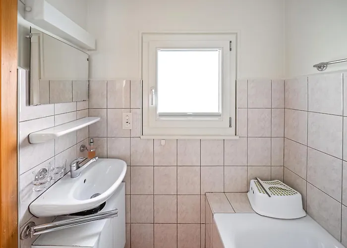 2 A 4 Personnes Au Centre Du Village