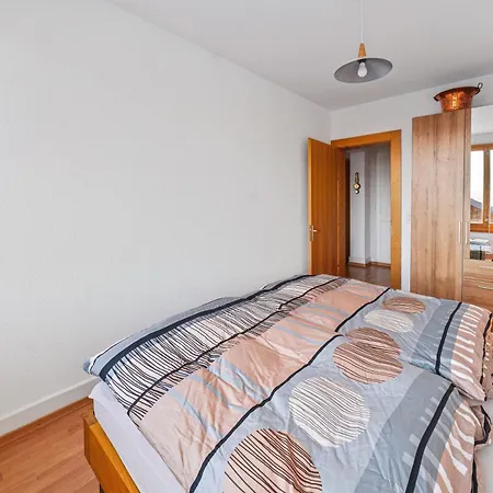 2 à 4 Personnes Au Centre Du Village