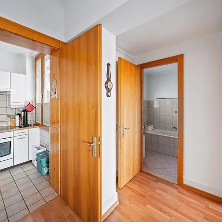 2 à 4 Personnes Au Centre Du Village